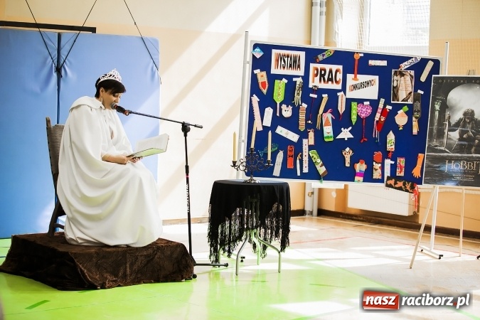 Zdjęcie w galerii na portalu naszraciborz.pl: Głośne czytanie w Szkole Podstawowej nr 13 wiadomości z regionu