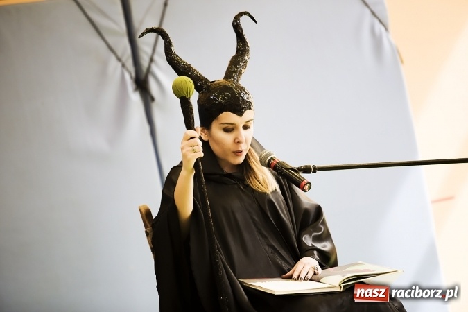 Zdjęcie w galerii na portalu naszraciborz.pl: Głośne czytanie w Szkole Podstawowej nr 13 wiadomości z regionu