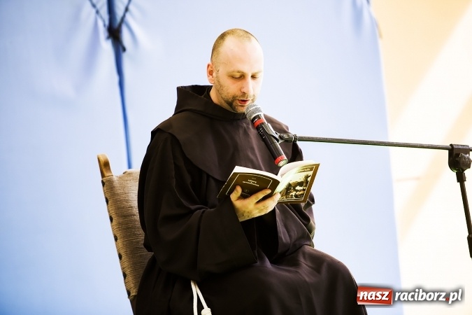 Zdjęcie w galerii na portalu naszraciborz.pl: Głośne czytanie w Szkole Podstawowej nr 13 wiadomości z regionu