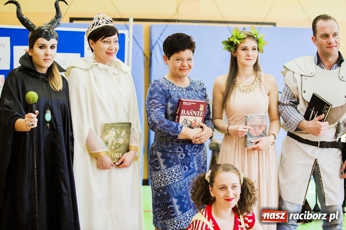 Zdjęcie w galerii na portalu naszraciborz.pl: Głośne czytanie w Szkole Podstawowej nr 13 wiadomości z regionu