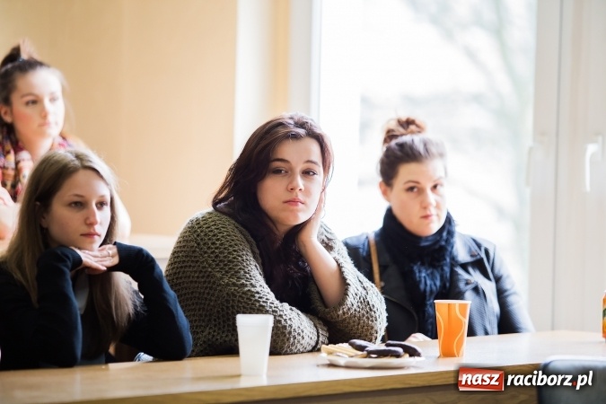 Zdjęcie w galerii na portalu naszraciborz.pl: Ciało w kostiumie sztuki - panel dyskusyjny w PWSZ wiadomości z regionu