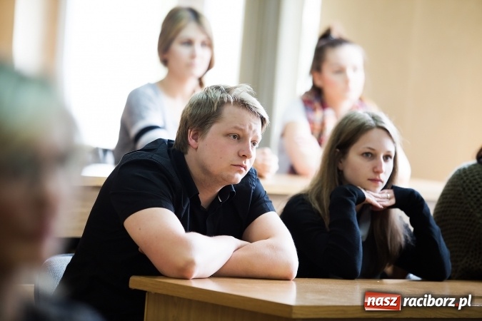 Zdjęcie w galerii na portalu naszraciborz.pl: Ciało w kostiumie sztuki - panel dyskusyjny w PWSZ wiadomości z regionu