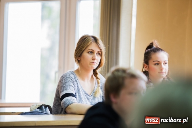 Zdjęcie w galerii na portalu naszraciborz.pl: Ciało w kostiumie sztuki - panel dyskusyjny w PWSZ wiadomości z regionu
