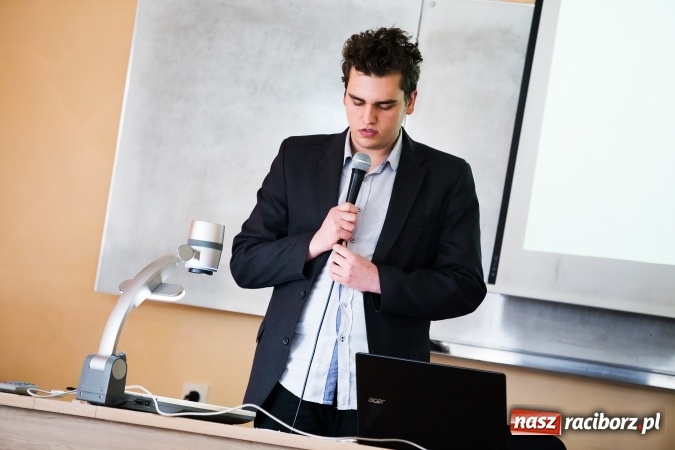 Zdjęcie w galerii na portalu naszraciborz.pl: Ciało w kostiumie sztuki - panel dyskusyjny w PWSZ wiadomości z regionu