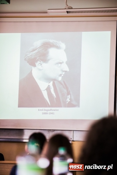 Zdjęcie w galerii na portalu naszraciborz.pl: Ciało w kostiumie sztuki - panel dyskusyjny w PWSZ wiadomości z regionu