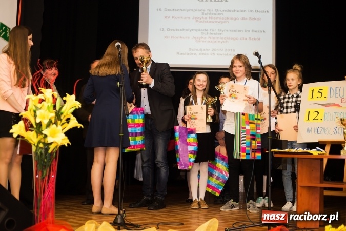 Zdjęcie w galerii na portalu naszraciborz.pl: Nagrodzono laureat&oacute;w i finalist&oacute;w olimpiad z języka niemieckiego wiadomości z regionu