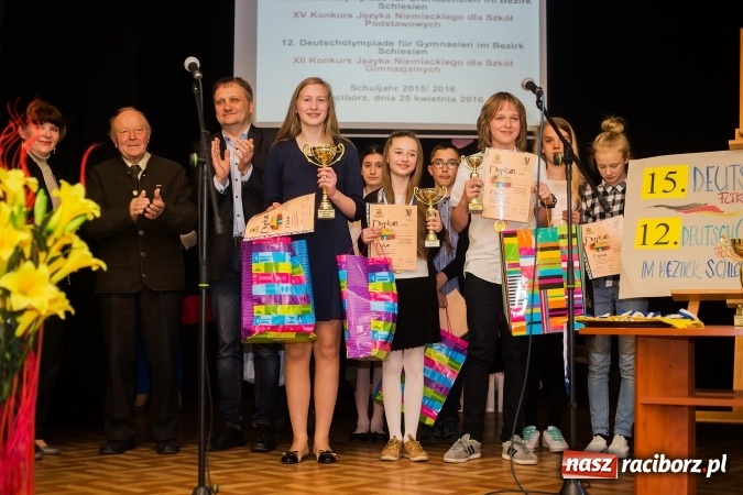 Zdjęcie w galerii na portalu naszraciborz.pl: Nagrodzono laureat&oacute;w i finalist&oacute;w olimpiad z języka niemieckiego wiadomości z regionu