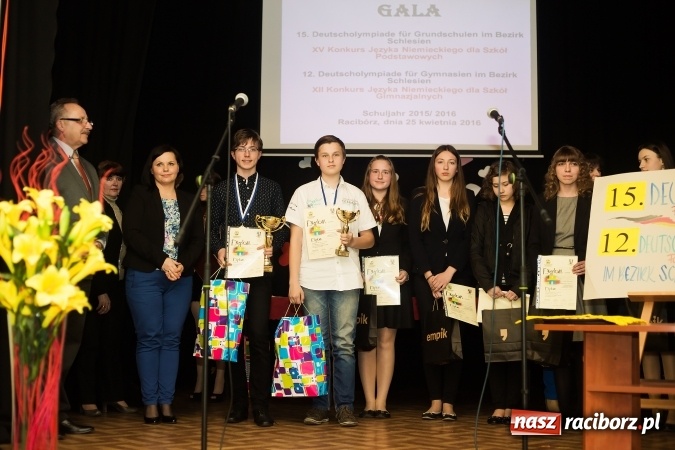Zdjęcie w galerii na portalu naszraciborz.pl: Nagrodzono laureat&oacute;w i finalist&oacute;w olimpiad z języka niemieckiego wiadomości z regionu