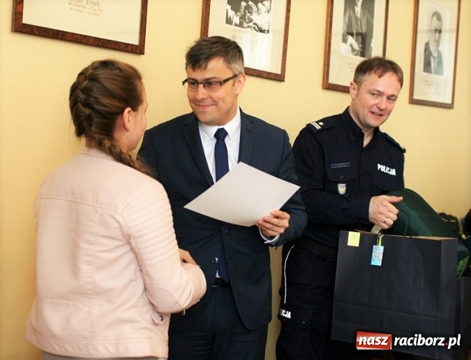 Zdjęcie w galerii na portalu naszraciborz.pl: Uczennica ZSO w Bieńkowicach laureatką wojew&oacute;dzkiego konkursu plastycznego wiadomości z regionu