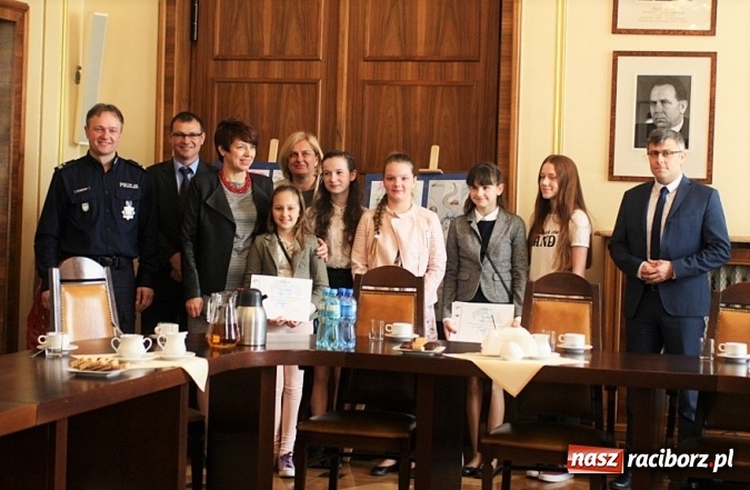 Zdjęcie w galerii na portalu naszraciborz.pl: Uczennica ZSO w Bieńkowicach laureatką wojew&oacute;dzkiego konkursu plastycznego wiadomości z regionu