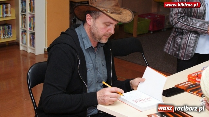 Zdjęcie w galerii na portalu naszraciborz.pl: Spotkanie do góry nogami z Australią i Markiem Tomalikiem w bibliotece  wiadomości z regionu