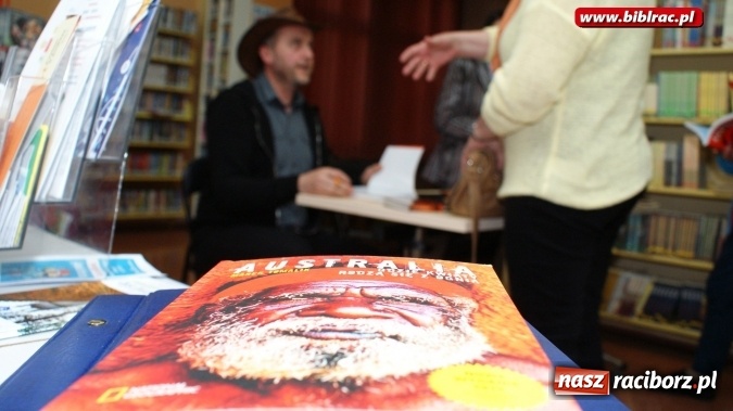 Zdjęcie w galerii na portalu naszraciborz.pl: Spotkanie do góry nogami z Australią i Markiem Tomalikiem w bibliotece  wiadomości z regionu