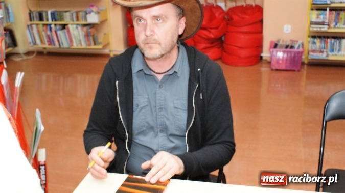 Zdjęcie w galerii na portalu naszraciborz.pl: Spotkanie do góry nogami z Australią i Markiem Tomalikiem w bibliotece  wiadomości z regionu