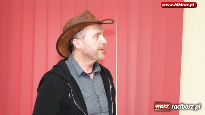 Zdjęcie w galerii na portalu naszraciborz.pl: Spotkanie do góry nogami z Australią i Markiem Tomalikiem w bibliotece  wiadomości z regionu