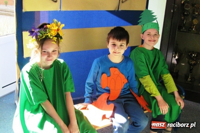 Zdjęcie w galerii na portalu naszraciborz.pl: Zielono w Szkole Podstawowej nr 15 - placówka obchodziła Dzień Ziemi wiadomości z regionu