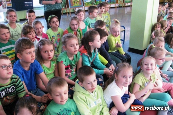 Zdjęcie w galerii na portalu naszraciborz.pl: Zielono w Szkole Podstawowej nr 15 - placówka obchodziła Dzień Ziemi wiadomości z regionu