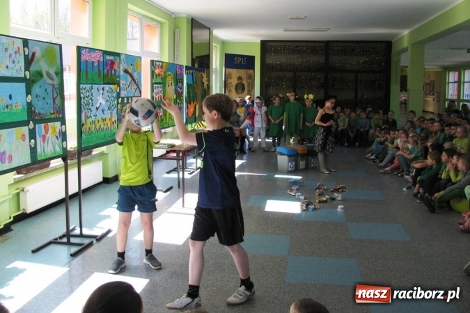 Zdjęcie w galerii na portalu naszraciborz.pl: Zielono w Szkole Podstawowej nr 15 - placówka obchodziła Dzień Ziemi wiadomości z regionu