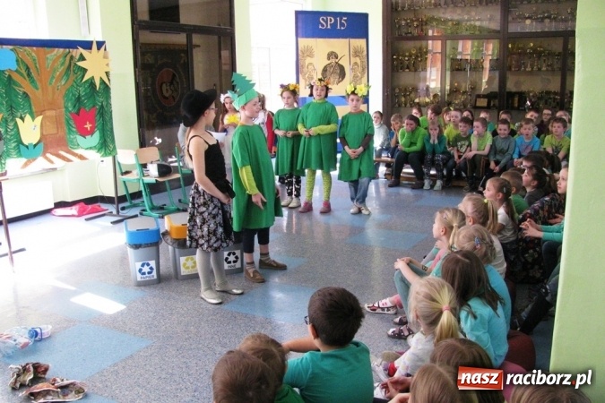 Zdjęcie w galerii na portalu naszraciborz.pl: Zielono w Szkole Podstawowej nr 15 - placówka obchodziła Dzień Ziemi wiadomości z regionu