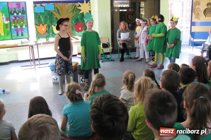 Zdjęcie w galerii na portalu naszraciborz.pl: Zielono w Szkole Podstawowej nr 15 - placówka obchodziła Dzień Ziemi wiadomości z regionu