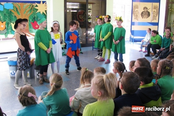 Zdjęcie w galerii na portalu naszraciborz.pl: Zielono w Szkole Podstawowej nr 15 - placówka obchodziła Dzień Ziemi wiadomości z regionu