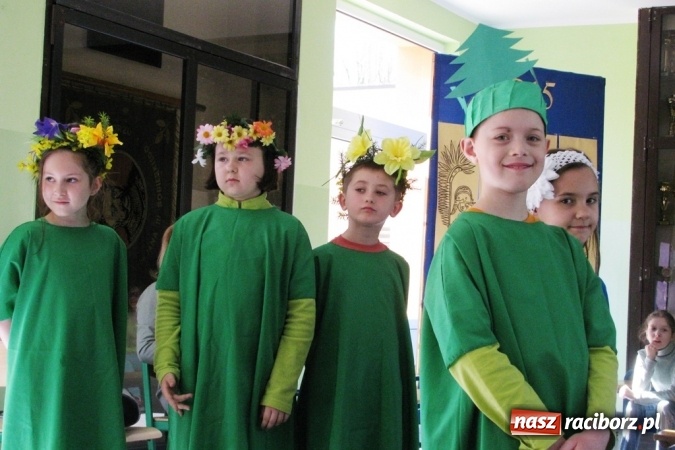 Zdjęcie w galerii na portalu naszraciborz.pl: Zielono w Szkole Podstawowej nr 15 - placówka obchodziła Dzień Ziemi wiadomości z regionu