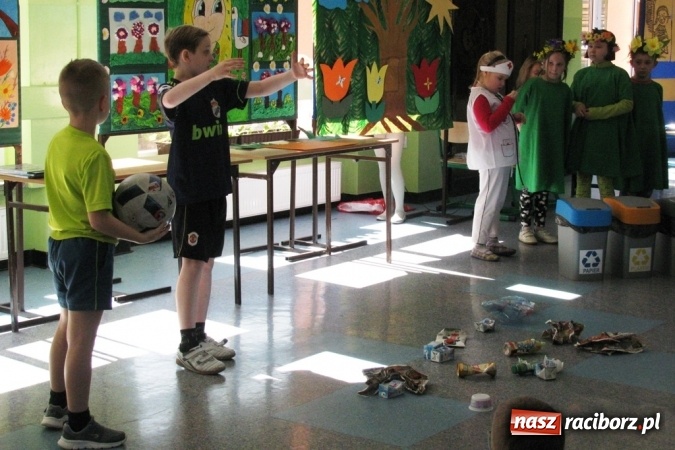 Zdjęcie w galerii na portalu naszraciborz.pl: Zielono w Szkole Podstawowej nr 15 - placówka obchodziła Dzień Ziemi wiadomości z regionu