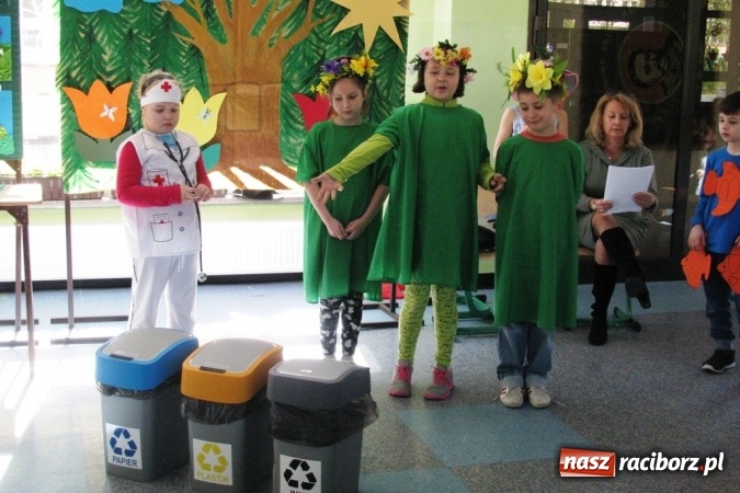 Zdjęcie w galerii na portalu naszraciborz.pl: Zielono w Szkole Podstawowej nr 15 - placówka obchodziła Dzień Ziemi wiadomości z regionu