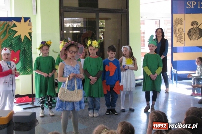 Zdjęcie w galerii na portalu naszraciborz.pl: Zielono w Szkole Podstawowej nr 15 - placówka obchodziła Dzień Ziemi wiadomości z regionu