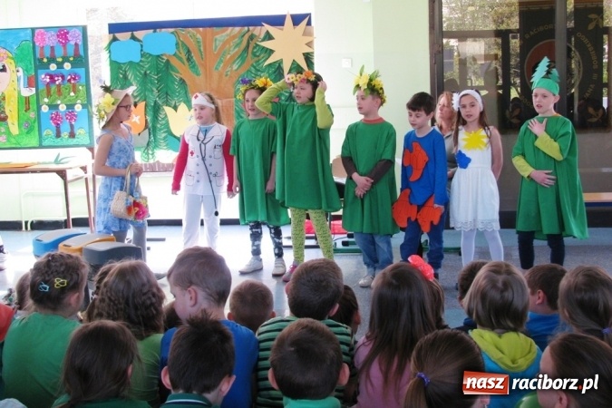 Zdjęcie w galerii na portalu naszraciborz.pl: Zielono w Szkole Podstawowej nr 15 - placówka obchodziła Dzień Ziemi wiadomości z regionu