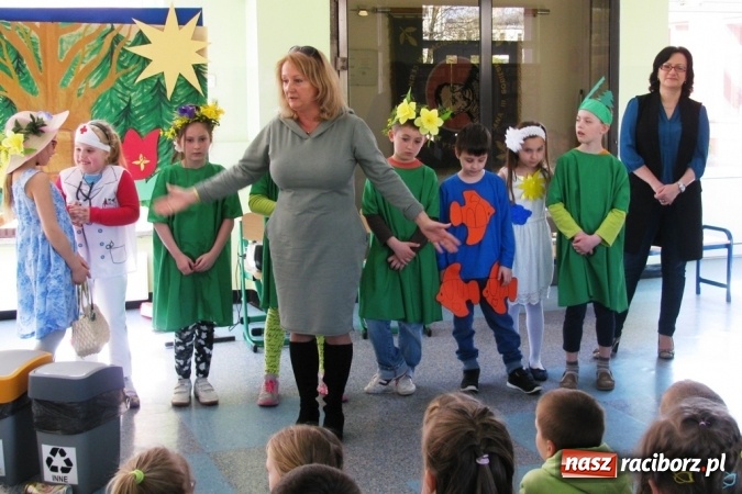 Zdjęcie w galerii na portalu naszraciborz.pl: Zielono w Szkole Podstawowej nr 15 - placówka obchodziła Dzień Ziemi wiadomości z regionu