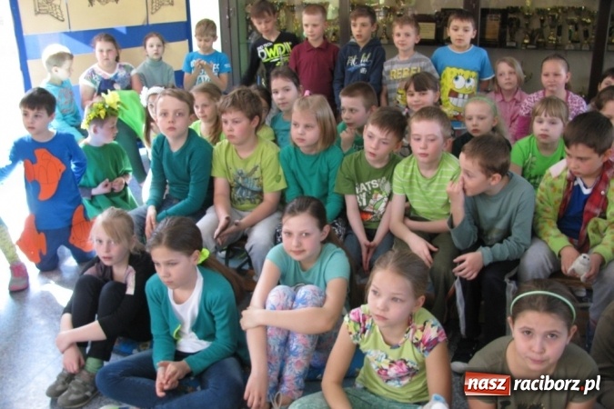 Zdjęcie w galerii na portalu naszraciborz.pl: Zielono w Szkole Podstawowej nr 15 - placówka obchodziła Dzień Ziemi wiadomości z regionu