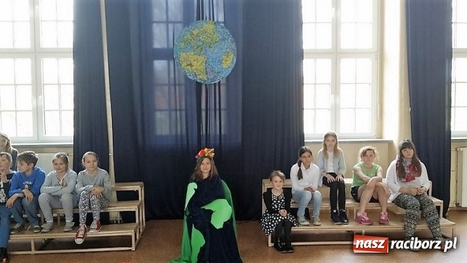 Zdjęcie w galerii na portalu naszraciborz.pl: Palący temat: niska emisja - Dzień Ziemi w Szkole Podstawowej nr 4  wiadomości z regionu