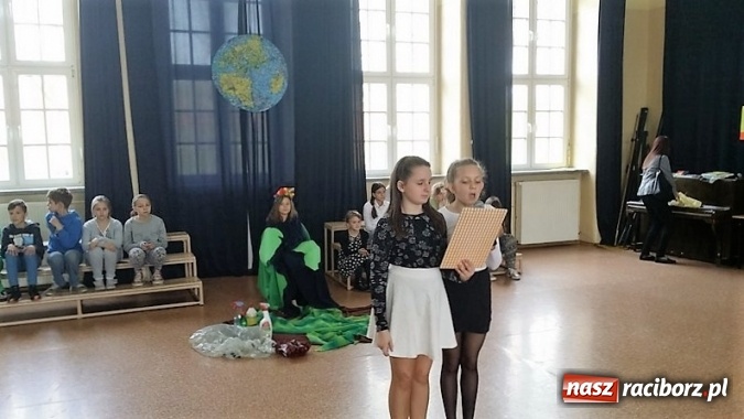 Zdjęcie w galerii na portalu naszraciborz.pl: Palący temat: niska emisja - Dzień Ziemi w Szkole Podstawowej nr 4  wiadomości z regionu