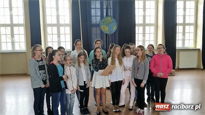 Zdjęcie w galerii na portalu naszraciborz.pl: Palący temat: niska emisja - Dzień Ziemi w Szkole Podstawowej nr 4  wiadomości z regionu