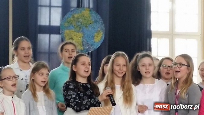 Zdjęcie w galerii na portalu naszraciborz.pl: Palący temat: niska emisja - Dzień Ziemi w Szkole Podstawowej nr 4  wiadomości z regionu