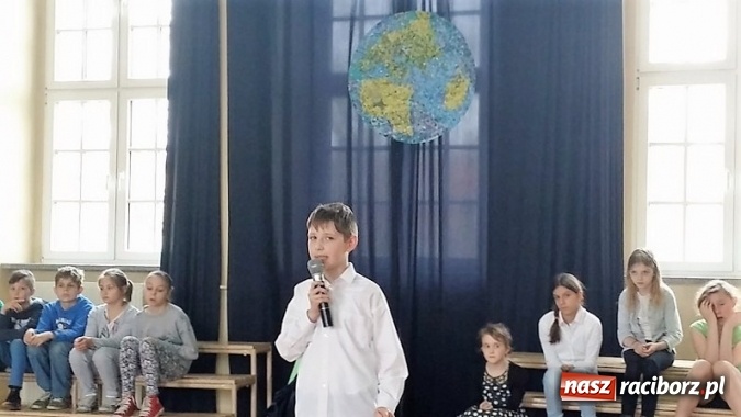 Zdjęcie w galerii na portalu naszraciborz.pl: Palący temat: niska emisja - Dzień Ziemi w Szkole Podstawowej nr 4  wiadomości z regionu