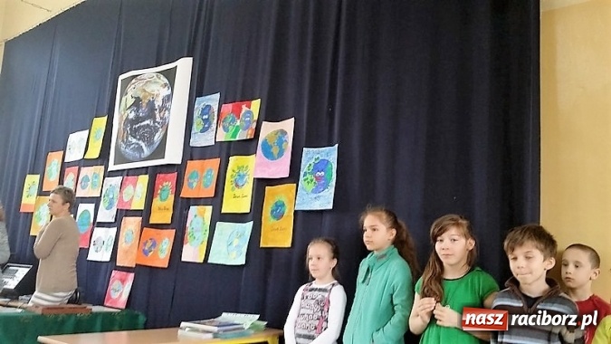 Zdjęcie w galerii na portalu naszraciborz.pl: Palący temat: niska emisja - Dzień Ziemi w Szkole Podstawowej nr 4  wiadomości z regionu