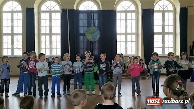 Zdjęcie w galerii na portalu naszraciborz.pl: Palący temat: niska emisja - Dzień Ziemi w Szkole Podstawowej nr 4  wiadomości z regionu