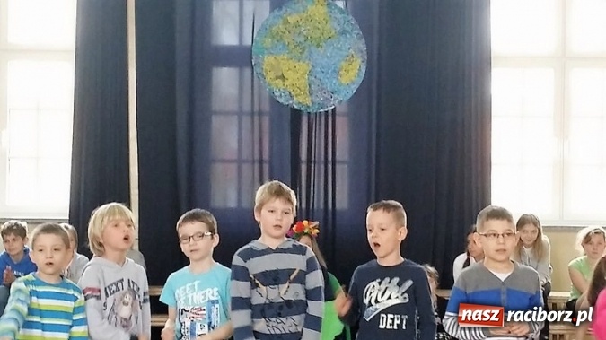 Zdjęcie w galerii na portalu naszraciborz.pl: Palący temat: niska emisja - Dzień Ziemi w Szkole Podstawowej nr 4  wiadomości z regionu