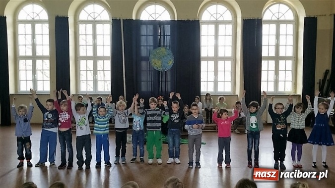 Zdjęcie w galerii na portalu naszraciborz.pl: Palący temat: niska emisja - Dzień Ziemi w Szkole Podstawowej nr 4  wiadomości z regionu