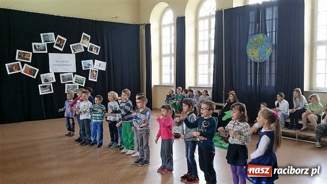 Zdjęcie w galerii na portalu naszraciborz.pl: Palący temat: niska emisja - Dzień Ziemi w Szkole Podstawowej nr 4  wiadomości z regionu