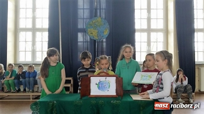 Zdjęcie w galerii na portalu naszraciborz.pl: Palący temat: niska emisja - Dzień Ziemi w Szkole Podstawowej nr 4  wiadomości z regionu