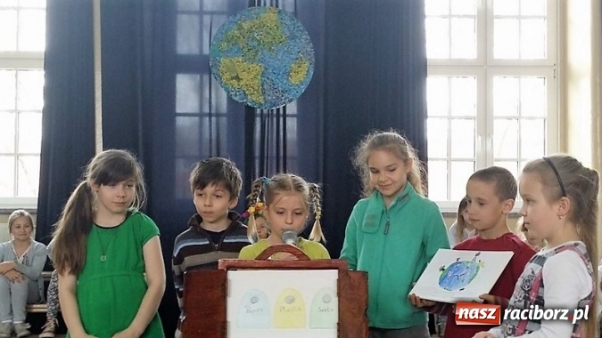 Zdjęcie w galerii na portalu naszraciborz.pl: Palący temat: niska emisja - Dzień Ziemi w Szkole Podstawowej nr 4  wiadomości z regionu