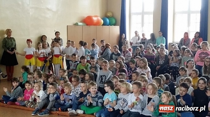 Zdjęcie w galerii na portalu naszraciborz.pl: Palący temat: niska emisja - Dzień Ziemi w Szkole Podstawowej nr 4  wiadomości z regionu