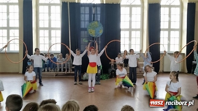 Zdjęcie w galerii na portalu naszraciborz.pl: Palący temat: niska emisja - Dzień Ziemi w Szkole Podstawowej nr 4  wiadomości z regionu