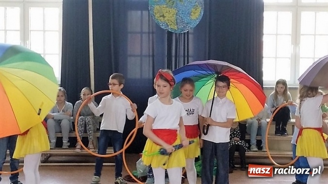 Zdjęcie w galerii na portalu naszraciborz.pl: Palący temat: niska emisja - Dzień Ziemi w Szkole Podstawowej nr 4  wiadomości z regionu