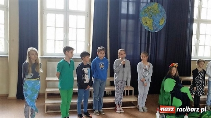 Zdjęcie w galerii na portalu naszraciborz.pl: Palący temat: niska emisja - Dzień Ziemi w Szkole Podstawowej nr 4  wiadomości z regionu