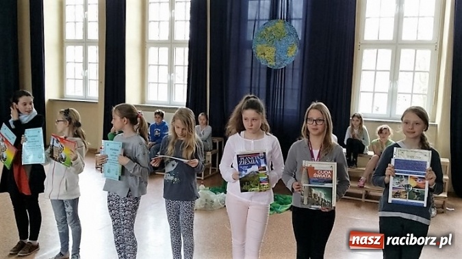 Zdjęcie w galerii na portalu naszraciborz.pl: Palący temat: niska emisja - Dzień Ziemi w Szkole Podstawowej nr 4  wiadomości z regionu