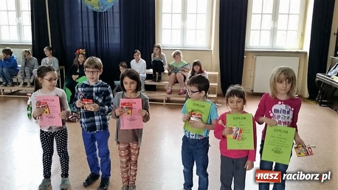 Zdjęcie w galerii na portalu naszraciborz.pl: Palący temat: niska emisja - Dzień Ziemi w Szkole Podstawowej nr 4  wiadomości z regionu