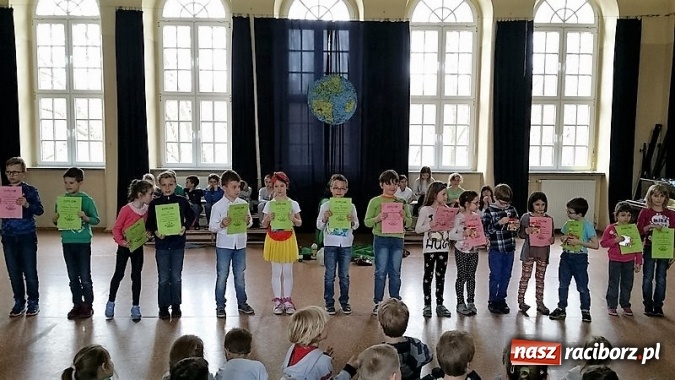 Zdjęcie w galerii na portalu naszraciborz.pl: Palący temat: niska emisja - Dzień Ziemi w Szkole Podstawowej nr 4  wiadomości z regionu